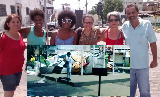 Jaine, a autora no centro da foto, de óculos branco, ao seus lado esquerdo e direito outras duas estudantes de Belo Horizonte, nas duas pontas, duas militantes do PC do B, e o presidente do Partido dos Trabalhadores em Divinópolis, Renato Delgado.